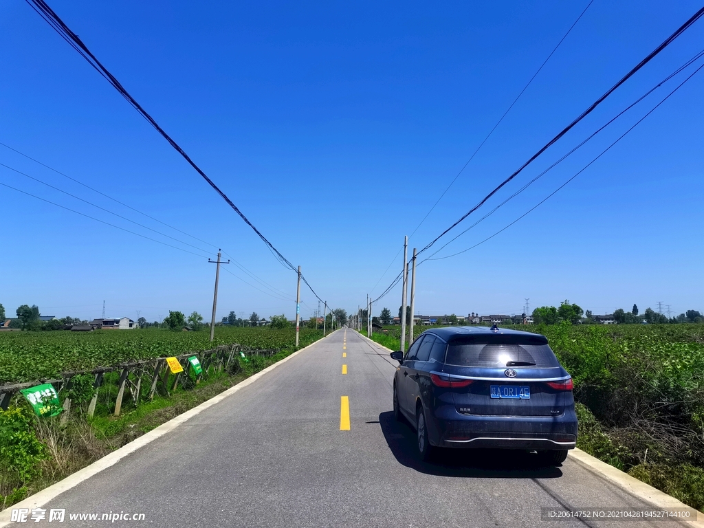 蓝天下的道路风景