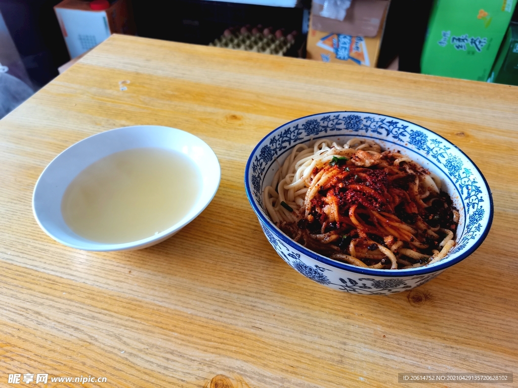 午餐油泼面