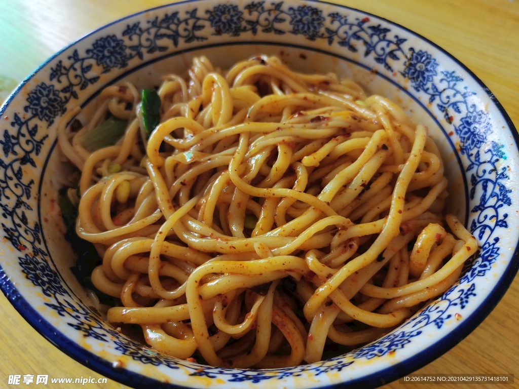 美食油泼面