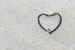 埋在沙滩里的生锈铁状心形