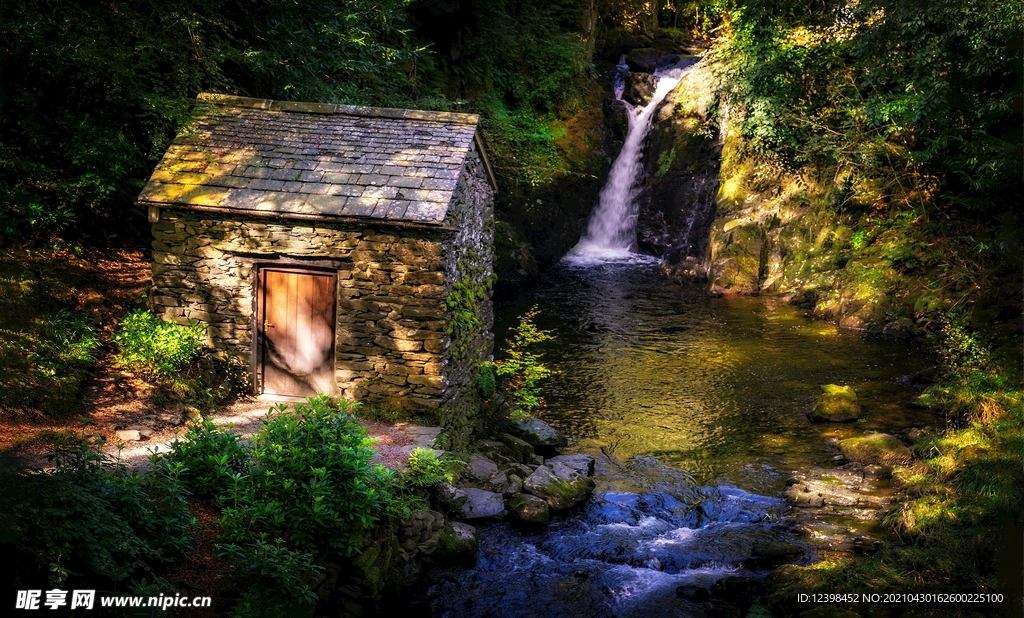 山林间的溪流