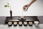倒茶茶具摆拍