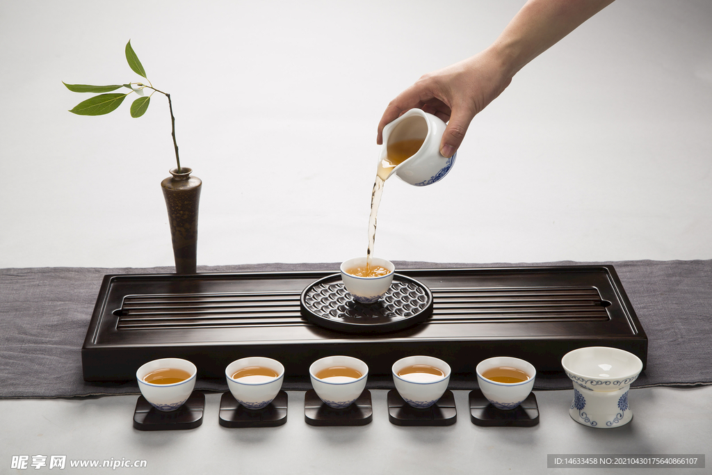 倒茶茶具摆拍