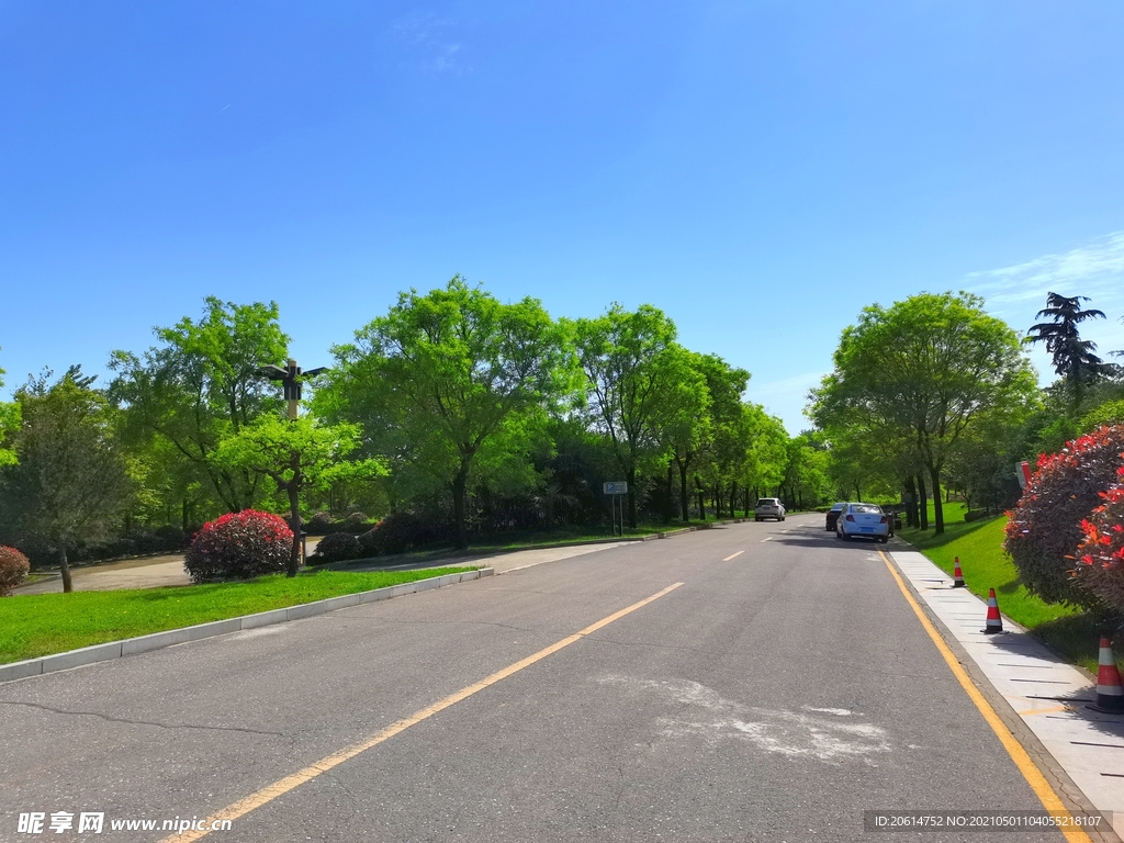 空荡荡的乡村道路