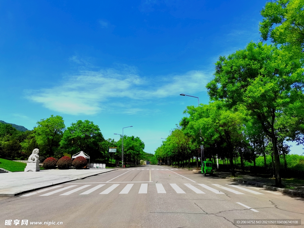 空荡荡的乡村道路
