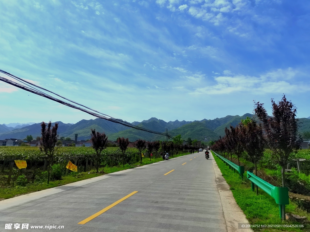 蓝天下的乡村道路风景