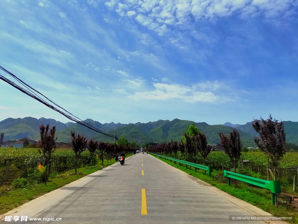 蓝天下的乡村道路风景