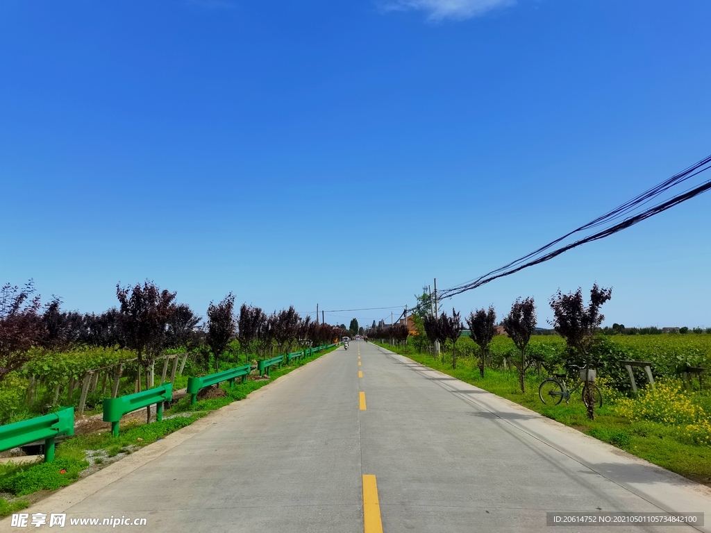 蓝天下的乡村道路风景