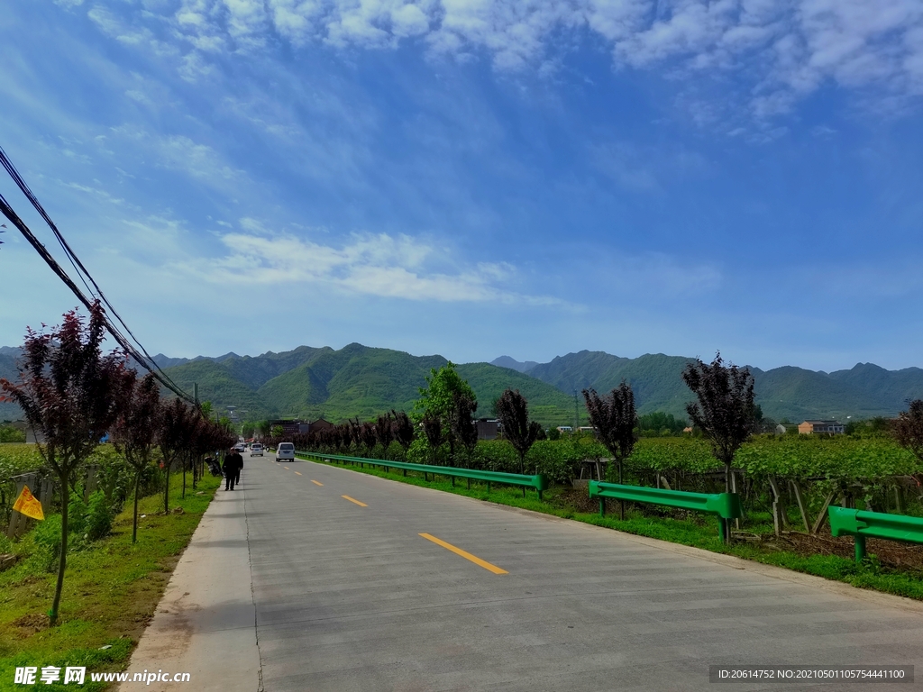 蓝天下的乡村道路美景