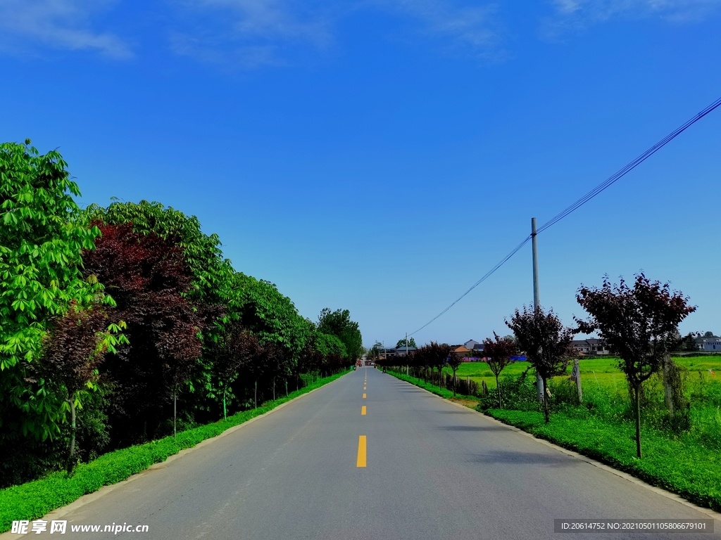 蓝天下的乡村道路美景