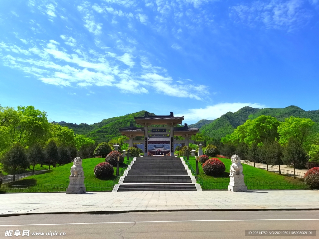 蓝天下的大山风景