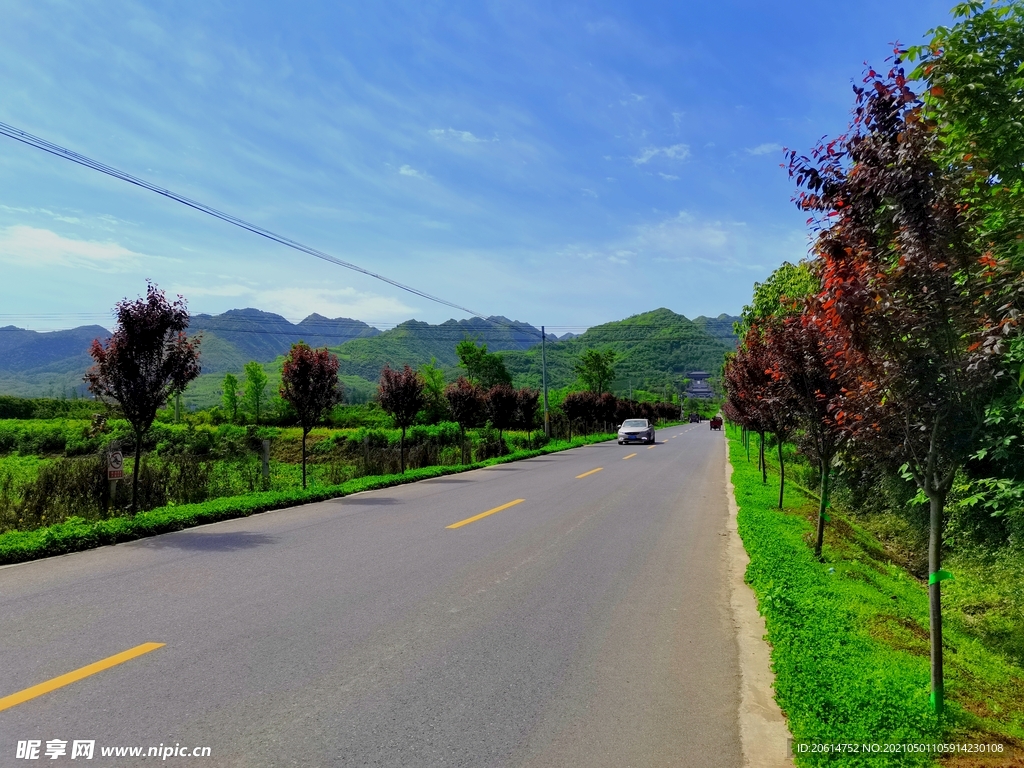 蓝天下的乡村道路风景