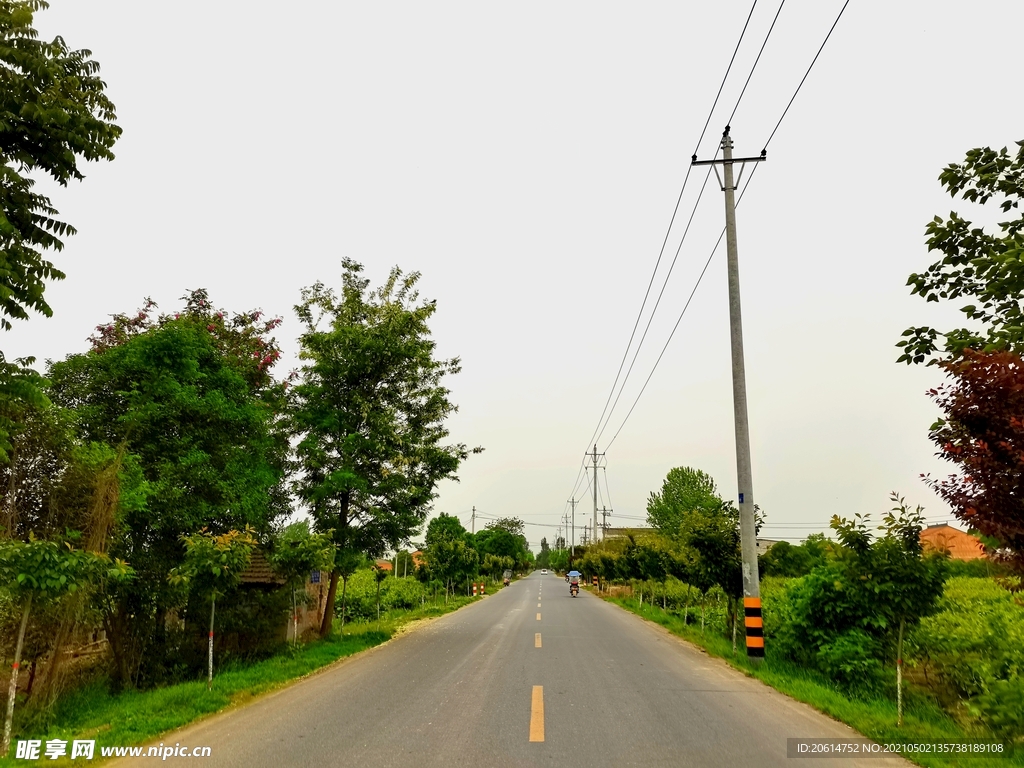 空荡荡的乡村道路风景