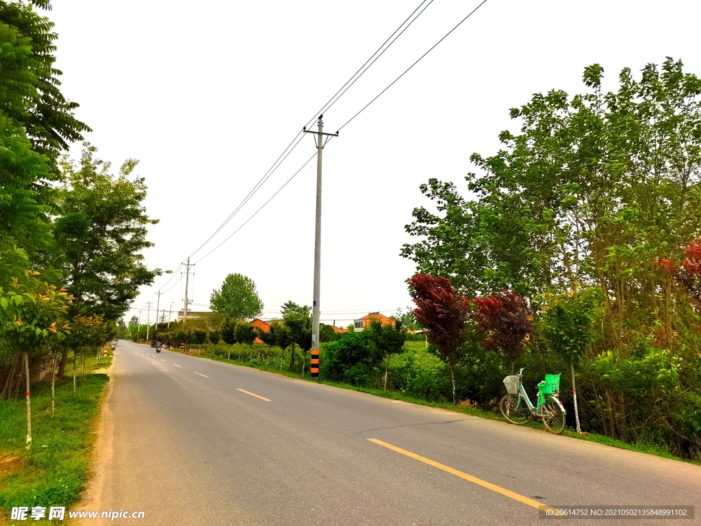 空荡荡的乡村道路风景