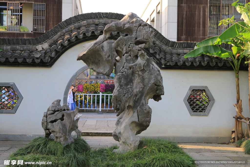 中式庭院月亮门景石