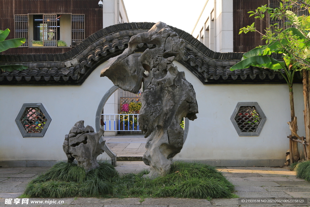 中式庭院月亮门景石