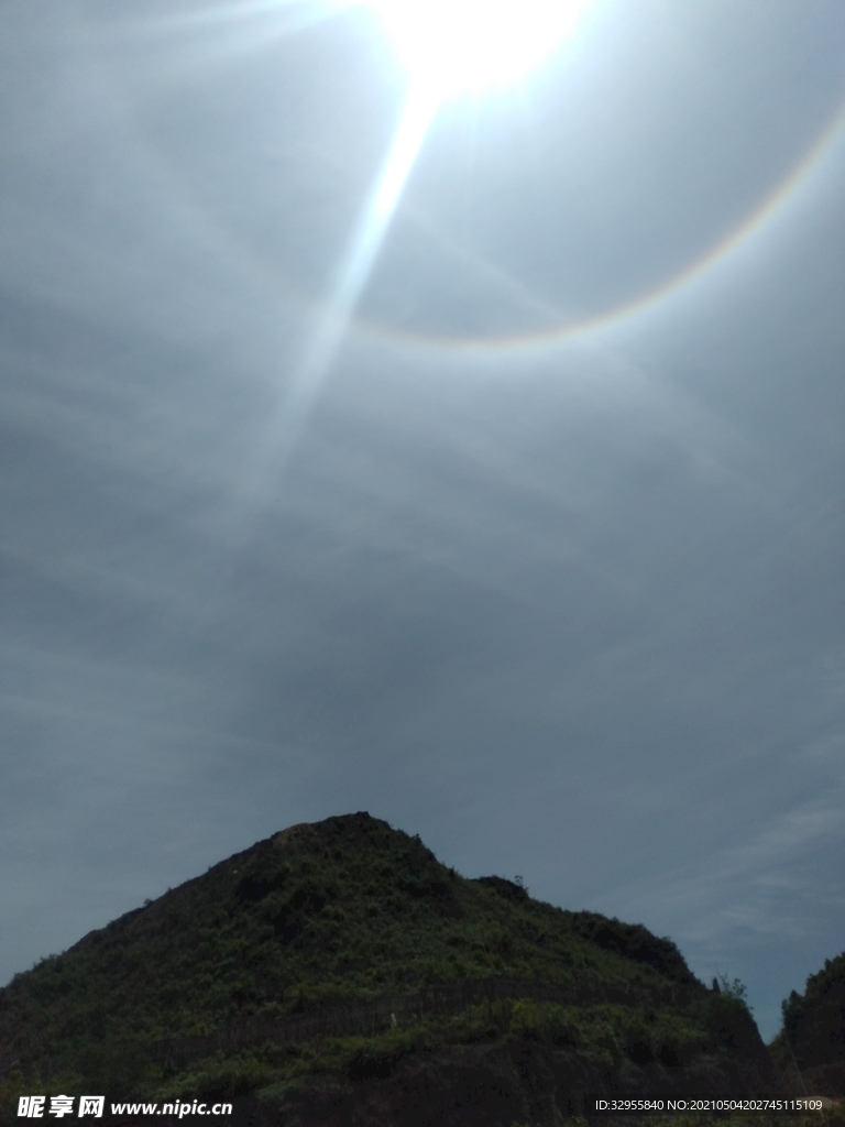 太阳和山