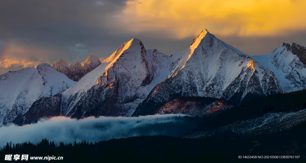 傍晚的雪山风景