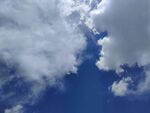 夏日深邃蓝天白云