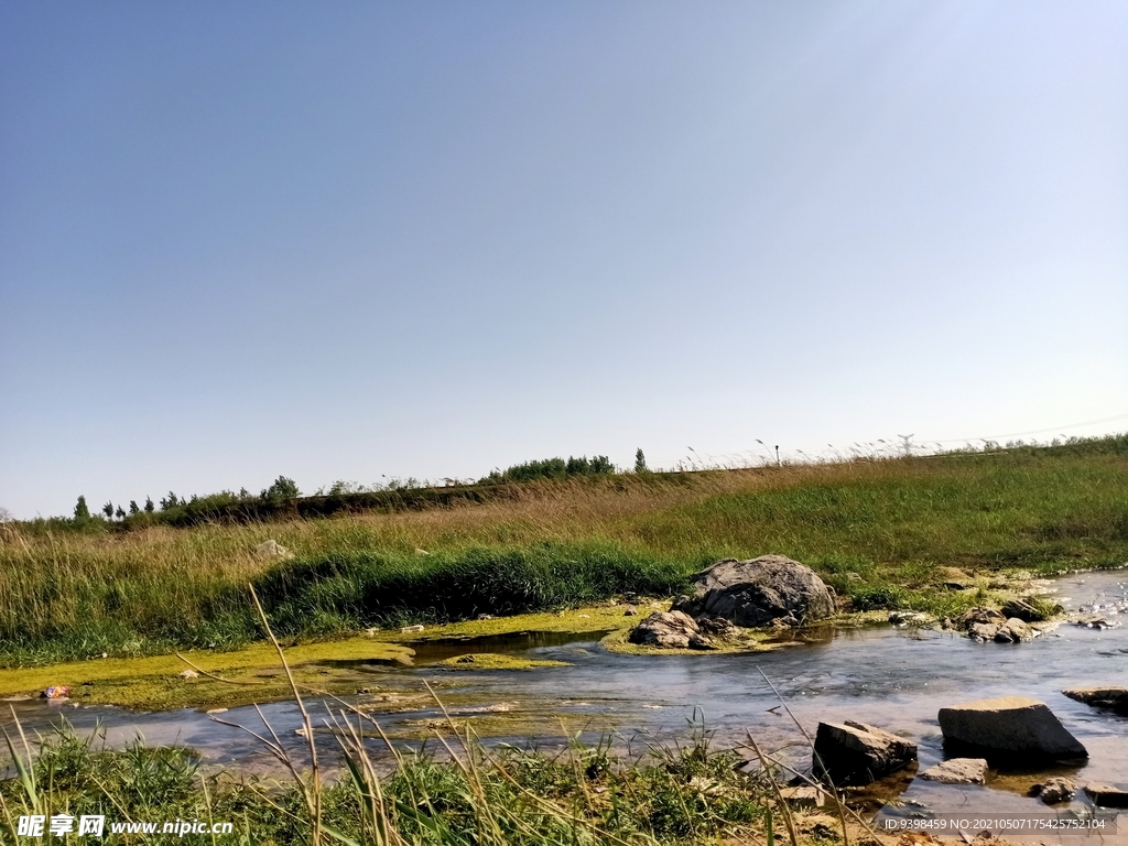 蓝天河水
