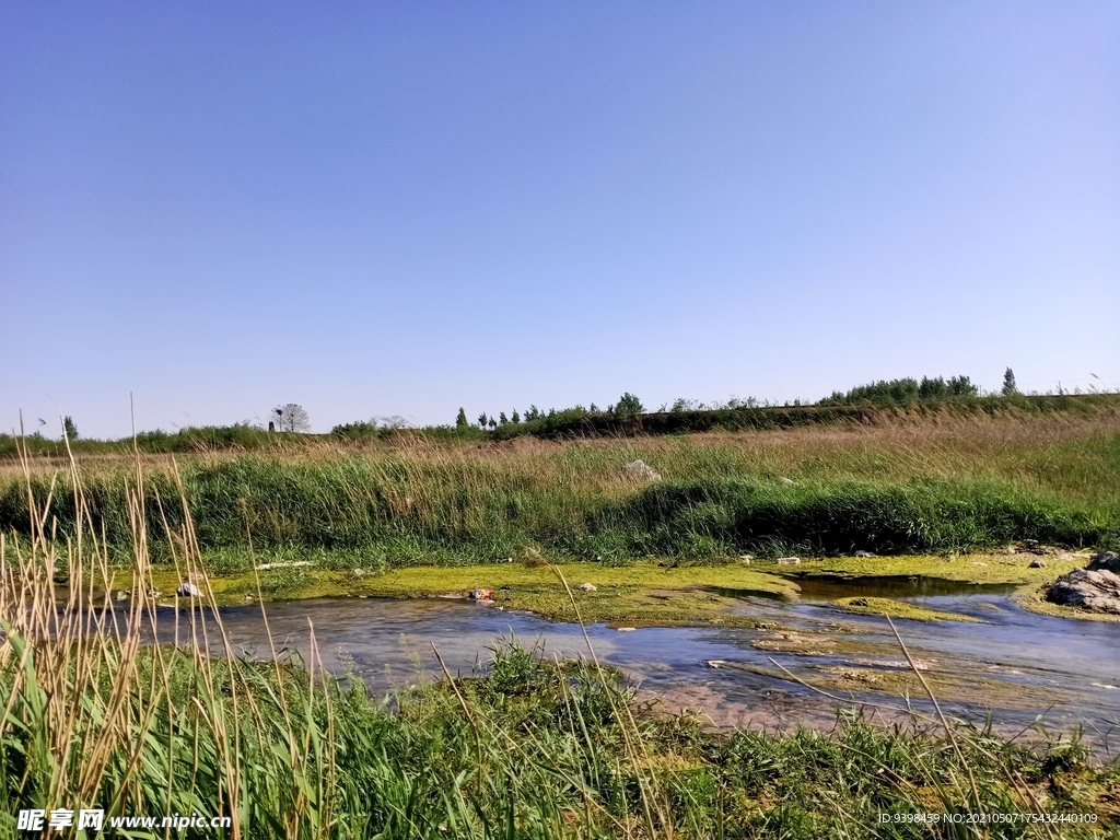 蓝色的天和小河