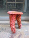 一张红色陶瓷凳子