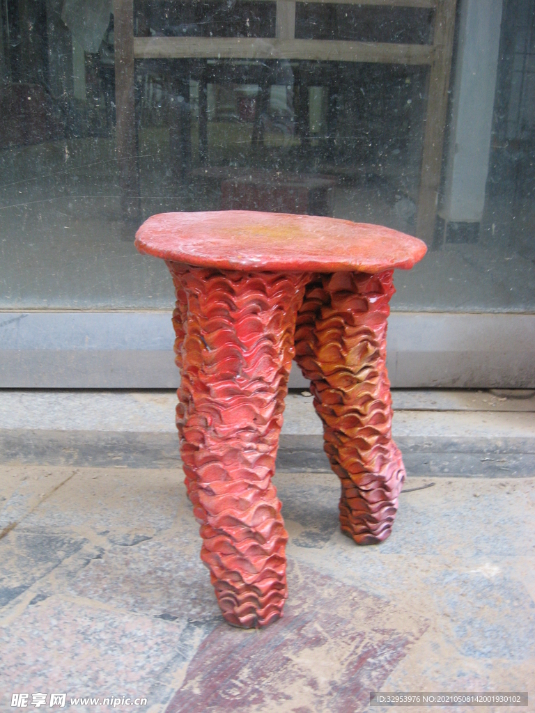 一张红色陶瓷凳子