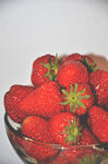 碗装新鲜奶油草莓