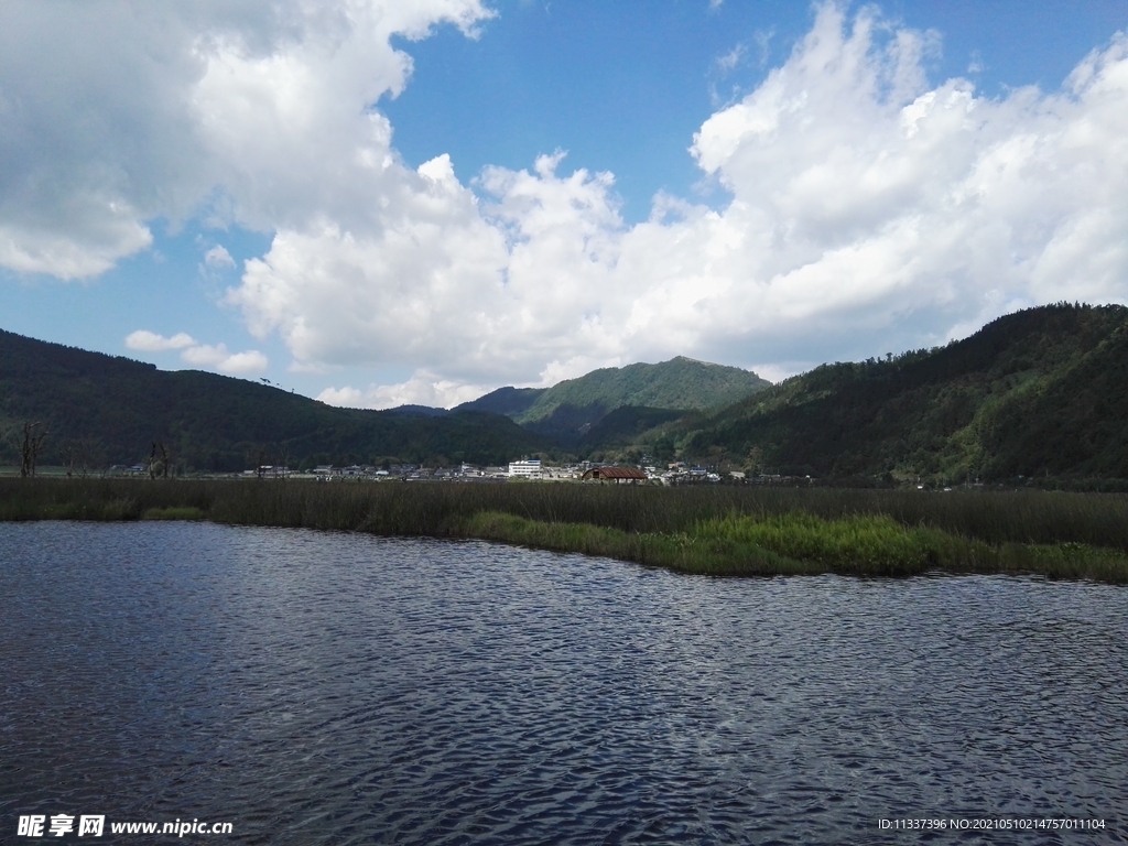 远山与湖泊