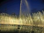 音乐喷泉夜景黄色灯光