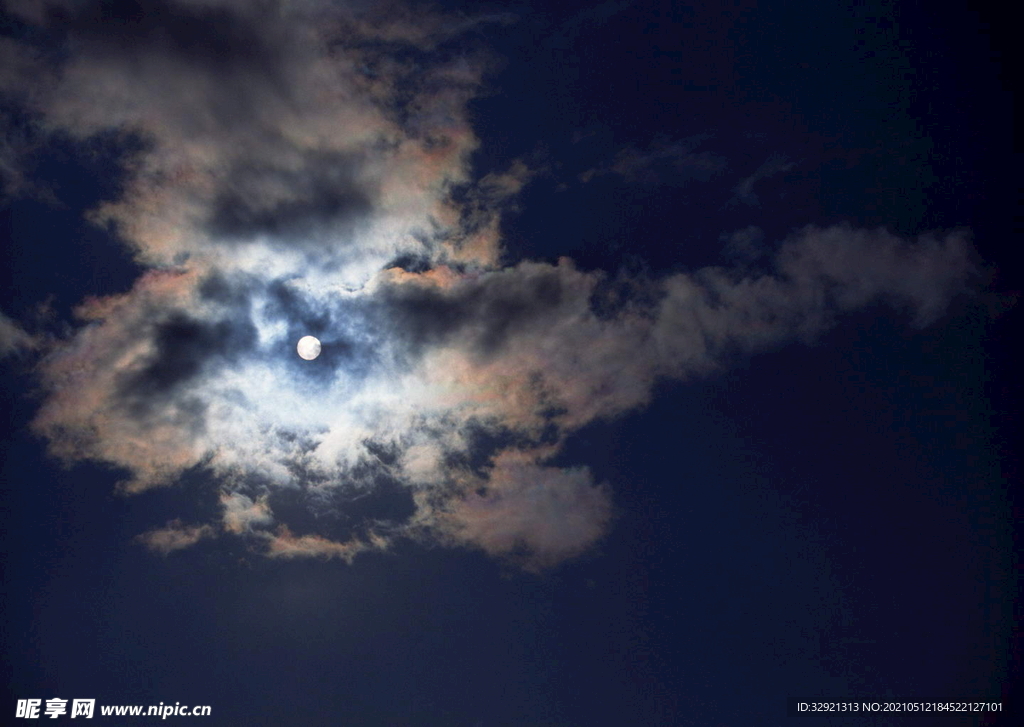 晚间月色微云天空
