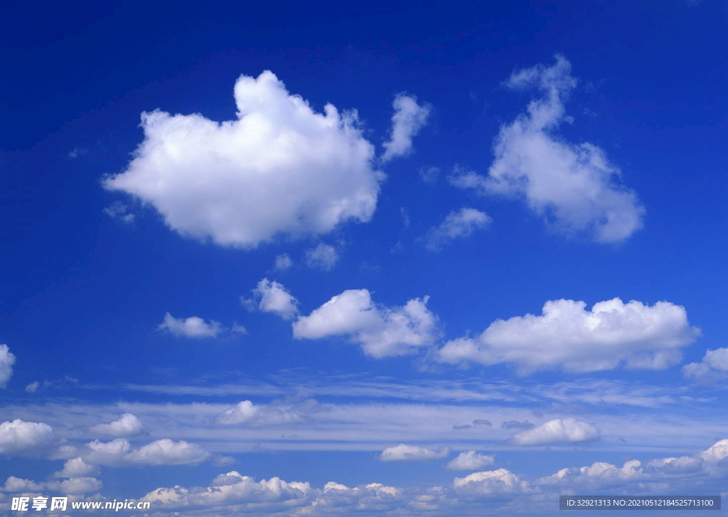 高空朵云蔚蓝天空