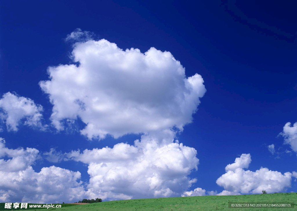 多云绿色田野蔚蓝天空