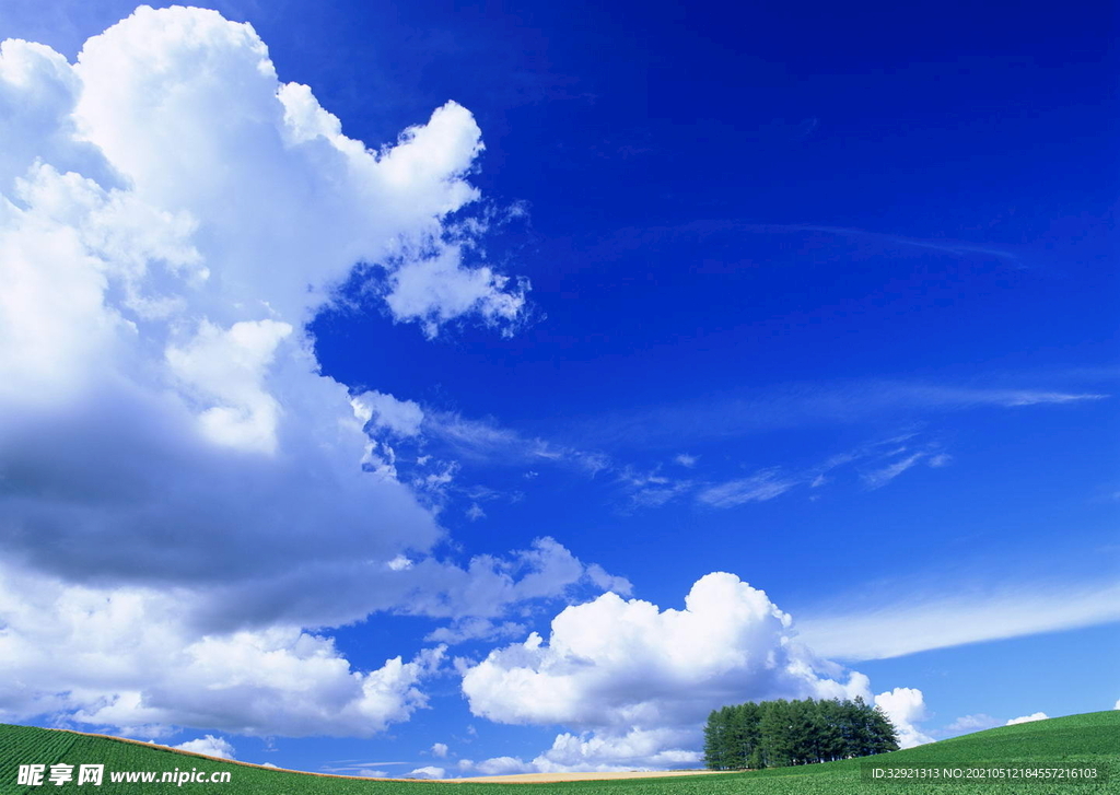 蔚蓝多云天空绿色田野