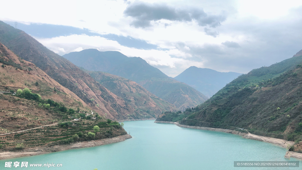 丽江湖水