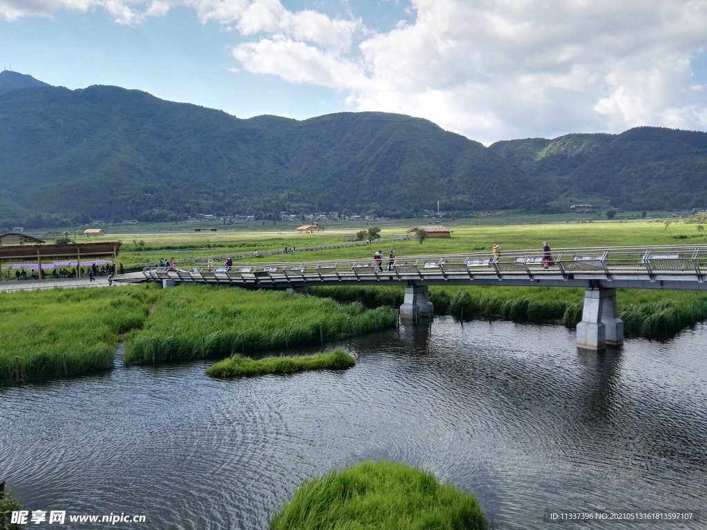 远山小桥和小湖