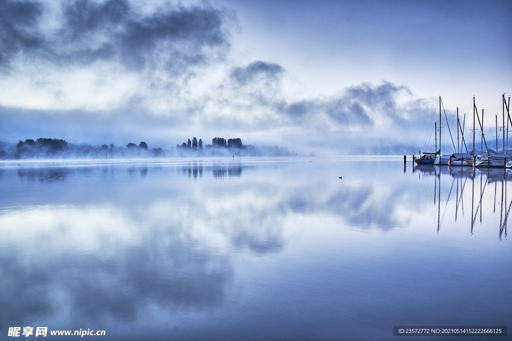 蓝色湖景
