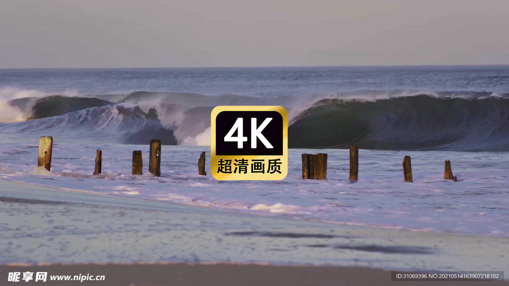 海浪冲上沙滩