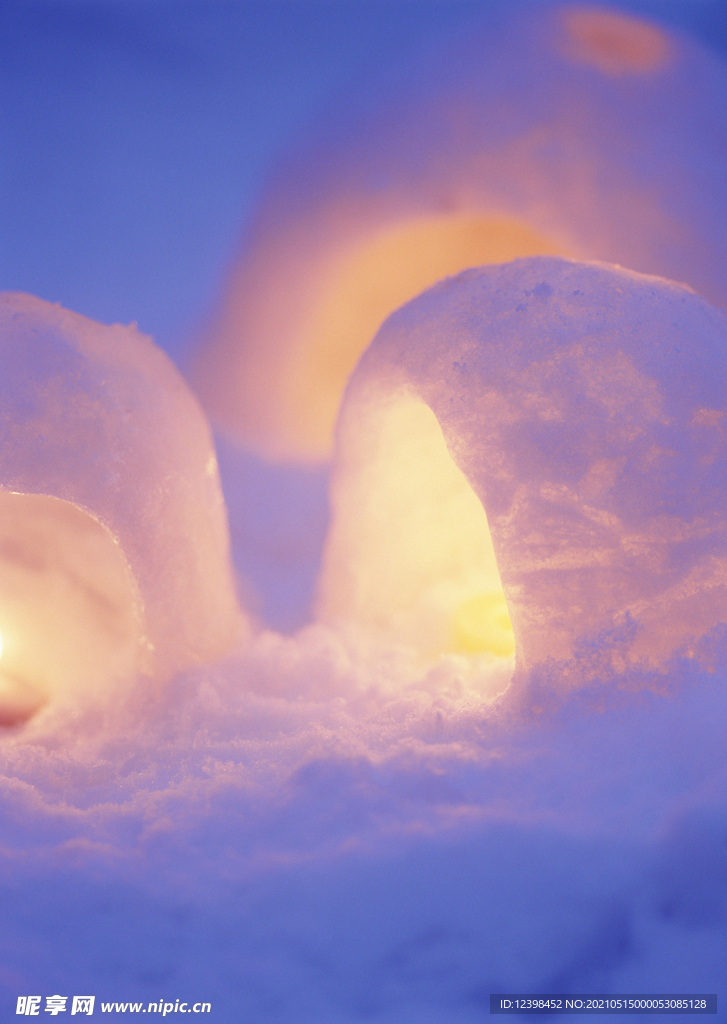 雪堆里面的灯光