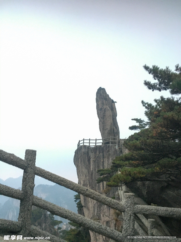 黄山飞来石