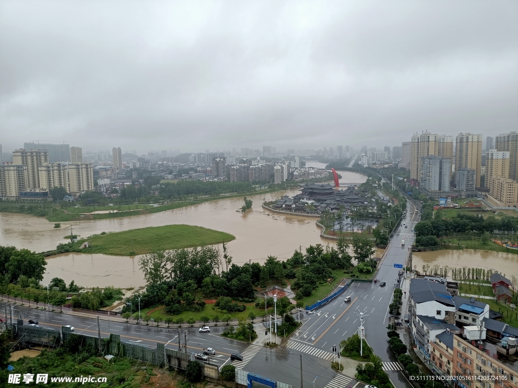 城市雨天