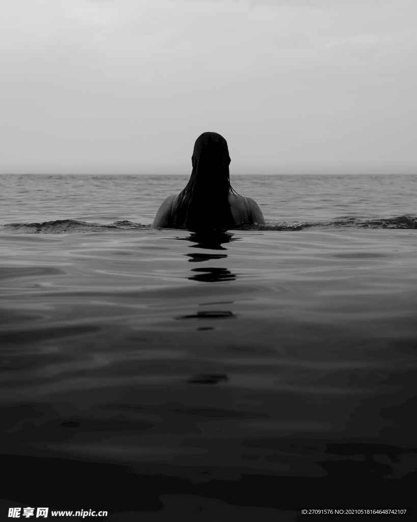 黑色海面女人背影背景