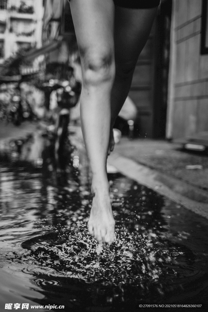 黑色腿踩水背景