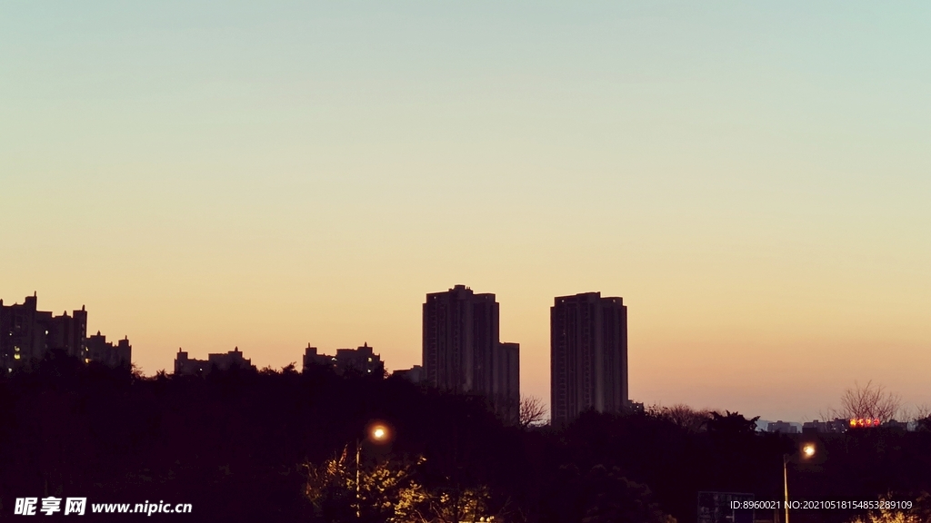 夕阳下的建筑剪影