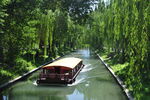 经过北京紫竹院的豪华游船