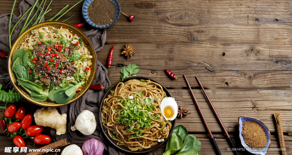 桌子上的拉面美食