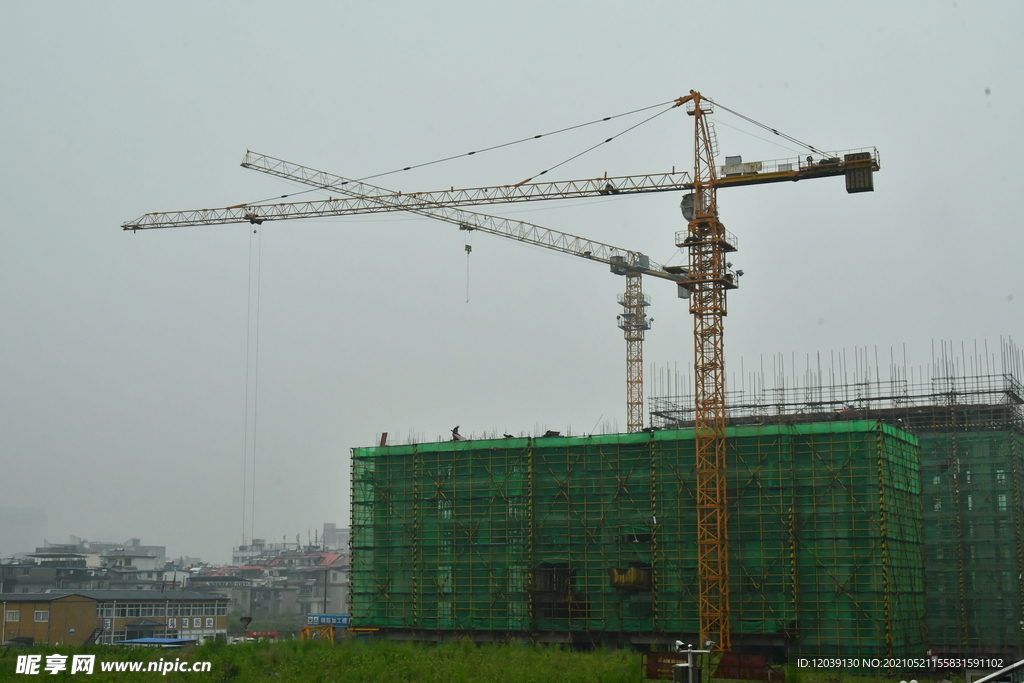 九江十里阴雨天建筑工地大楼