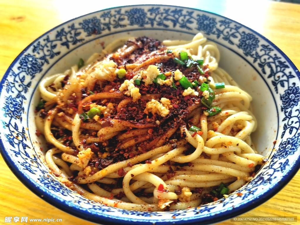 美食油泼面