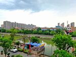 穿越城市的河道美景