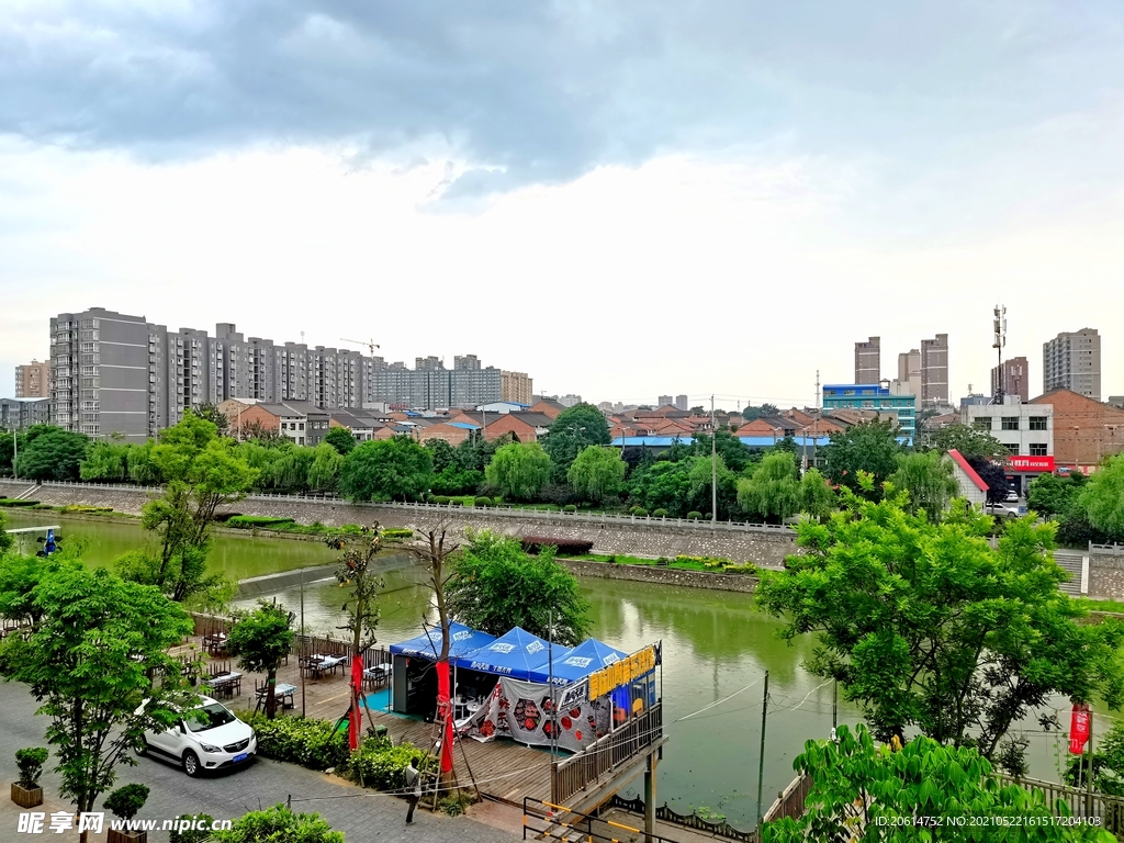 穿越城市的河道美景